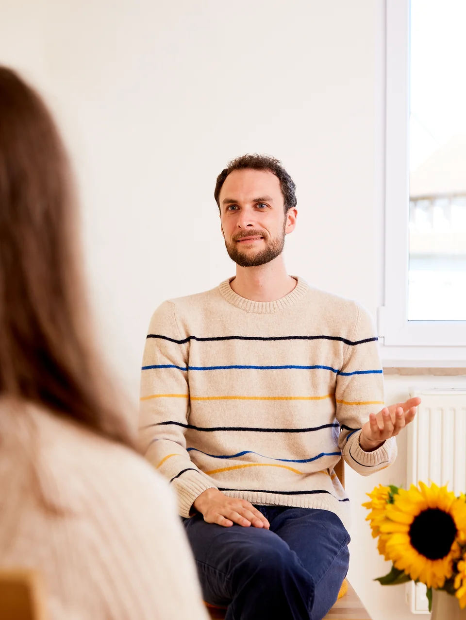 Benjamin Grimme im therapeutischen Gespräch in seiner Praxis